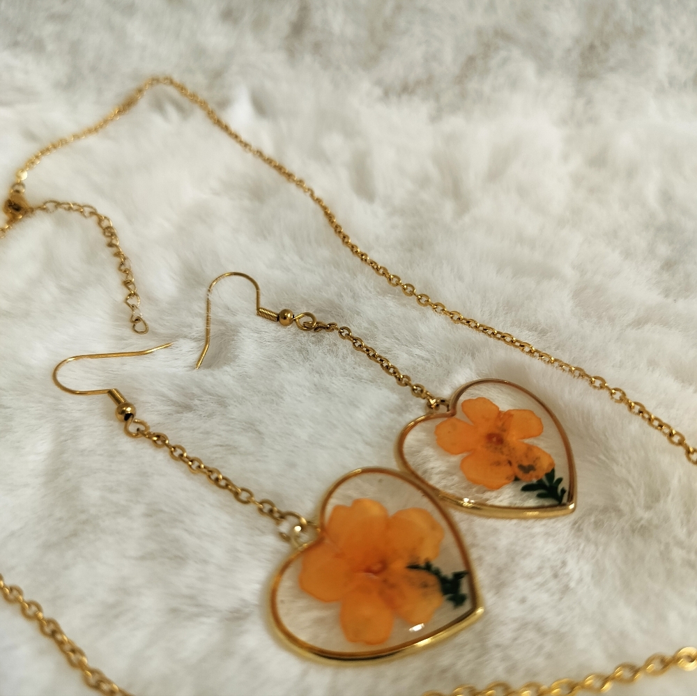 Gold Necklace Set With Natural Resin Preserved  Flower Heart and Earrings - Picture 5 of 8